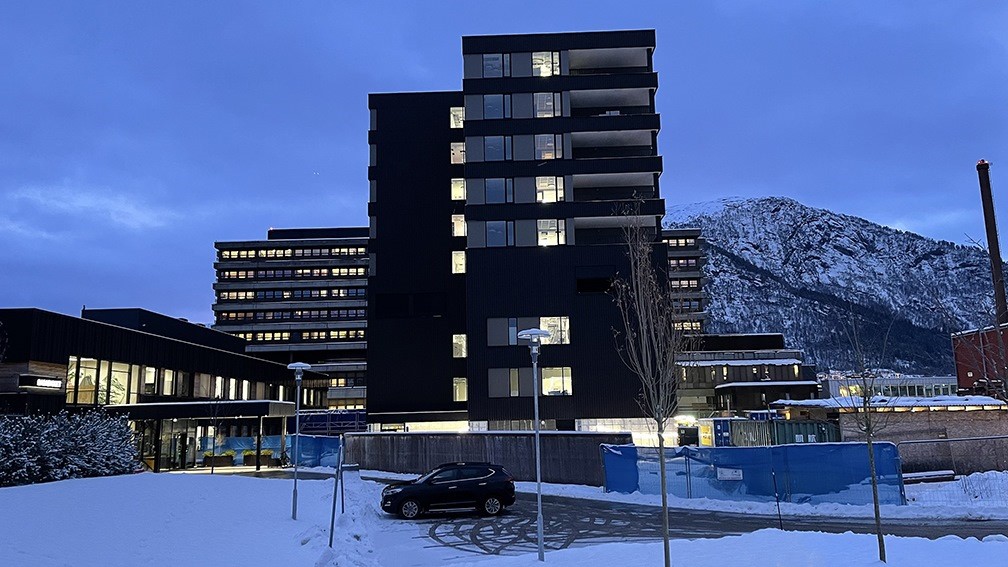 En bygning med et fjell i bakgrunnen