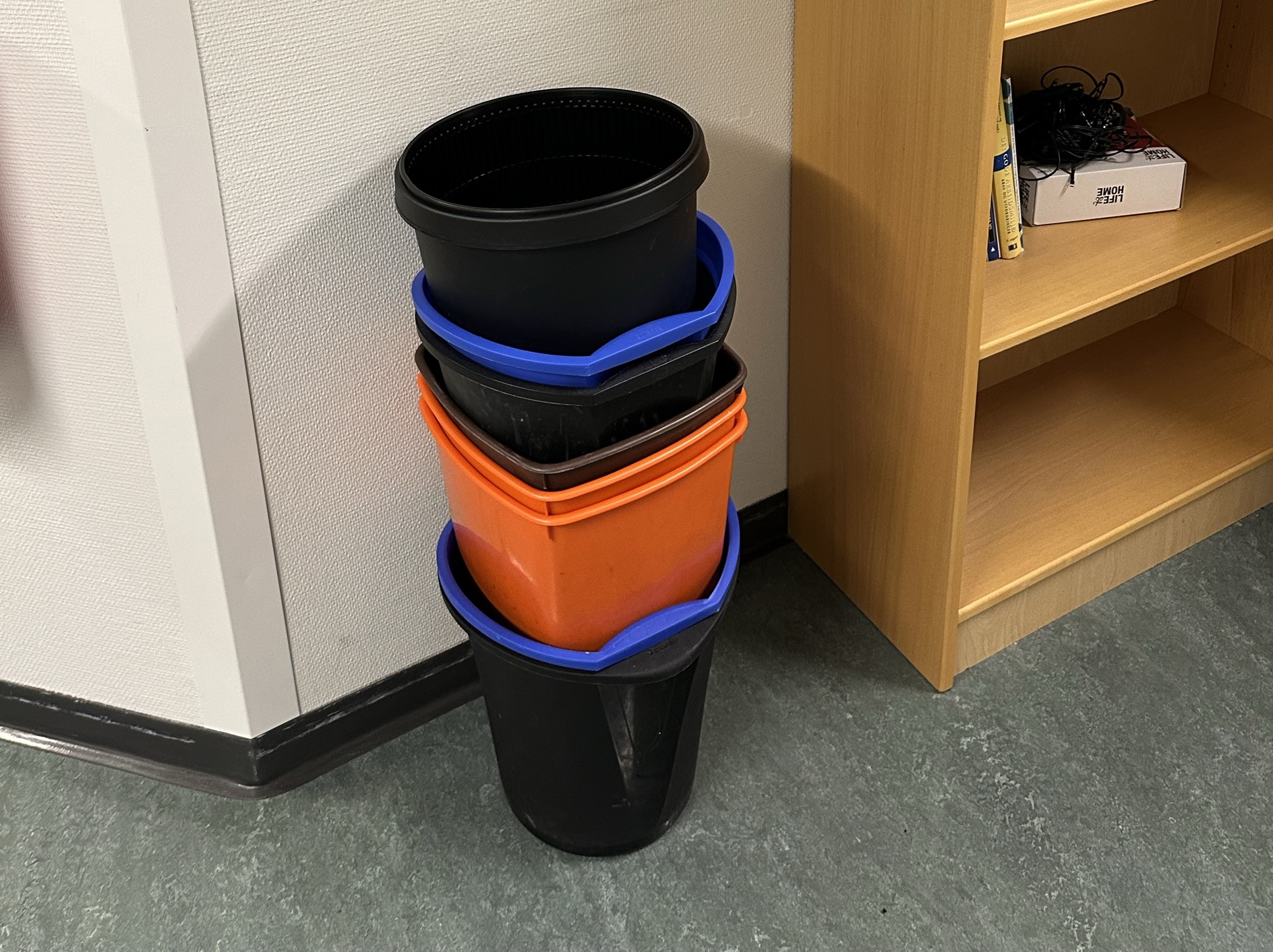 En bøtte på gulvet