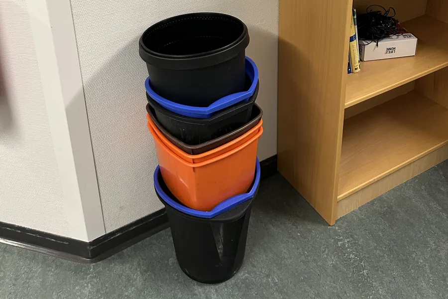 En bøtte på gulvet