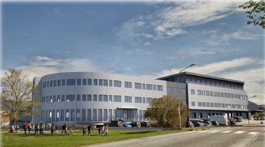 En gruppe mennesker utenfor en bygning