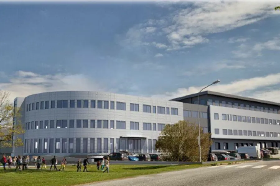 En gruppe mennesker utenfor en bygning