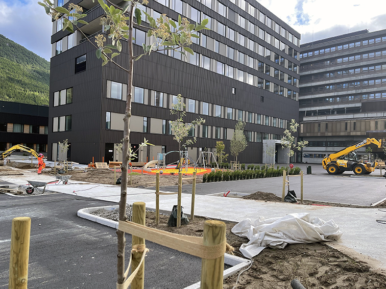 Ein byggeplass med anleggsmaskiner