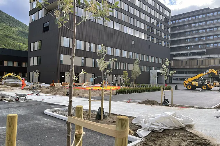 Ein byggeplass med anleggsmaskiner