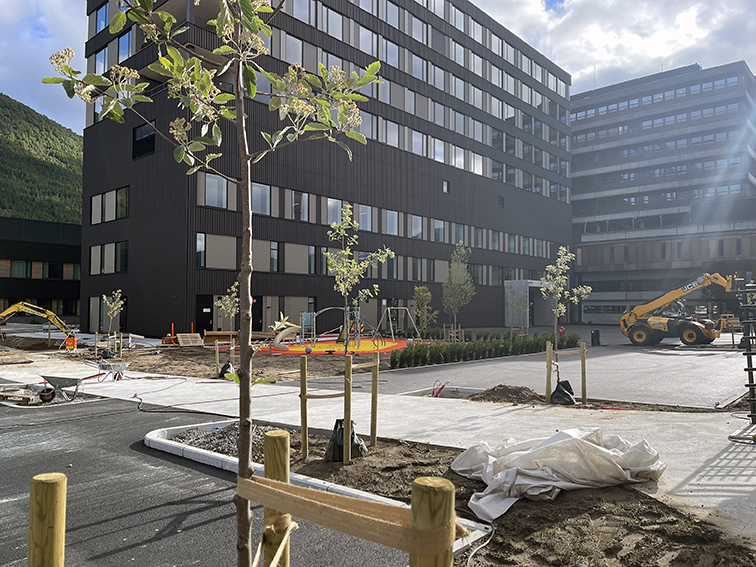 Ein byggeplass med anleggsmaskiner