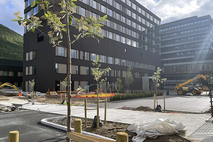 Ein byggeplass med anleggsmaskiner