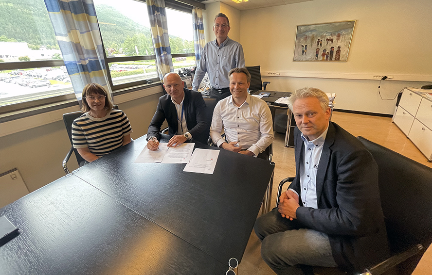 En gruppe mennesker som sitter rundt et bord