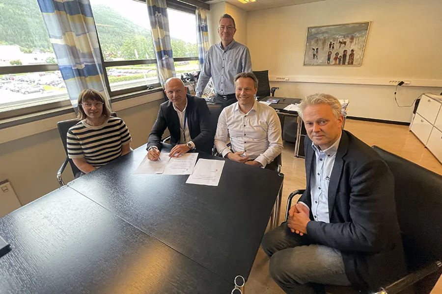 En gruppe mennesker som sitter rundt et bord