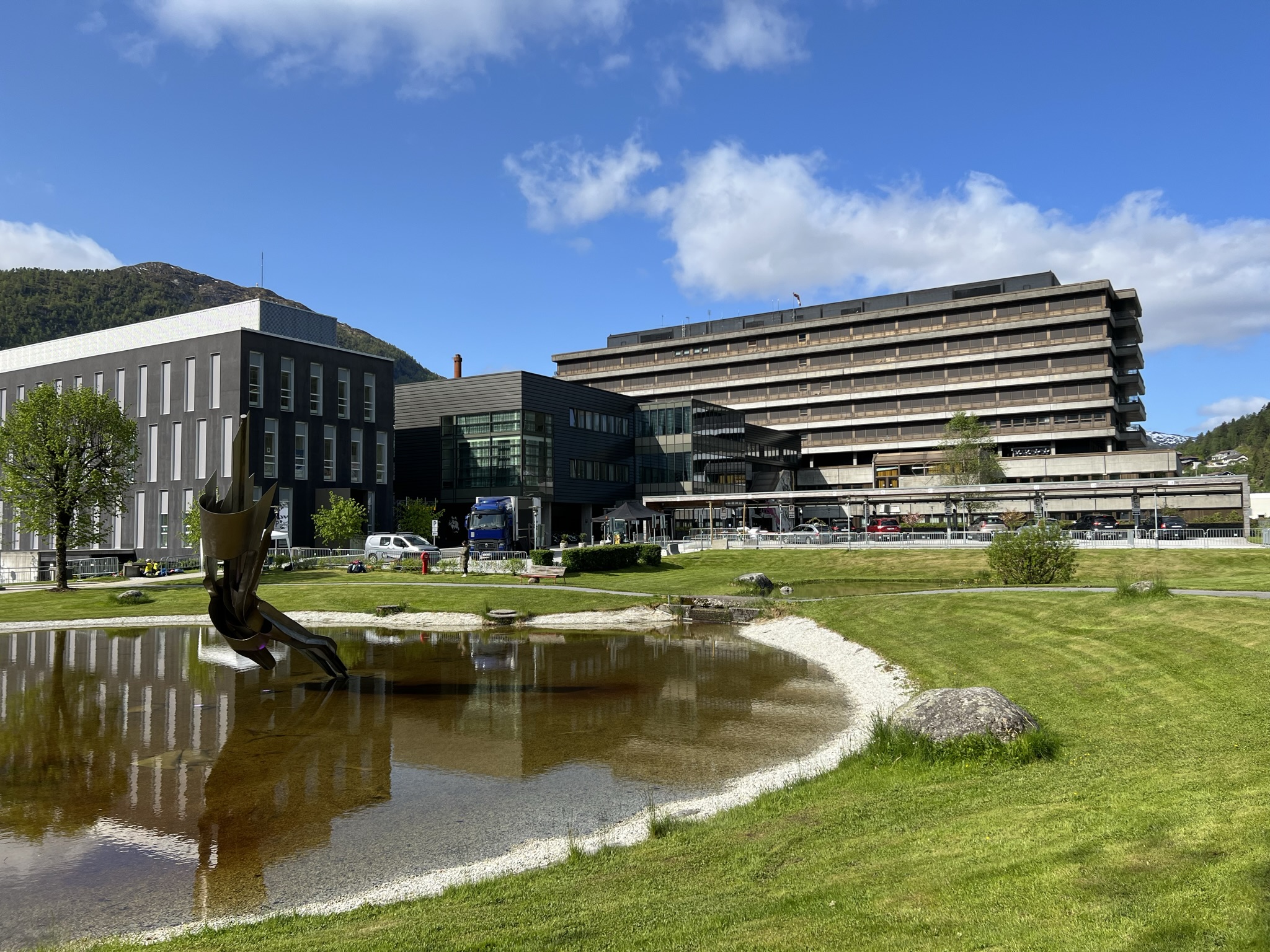 En dam foran en bygning