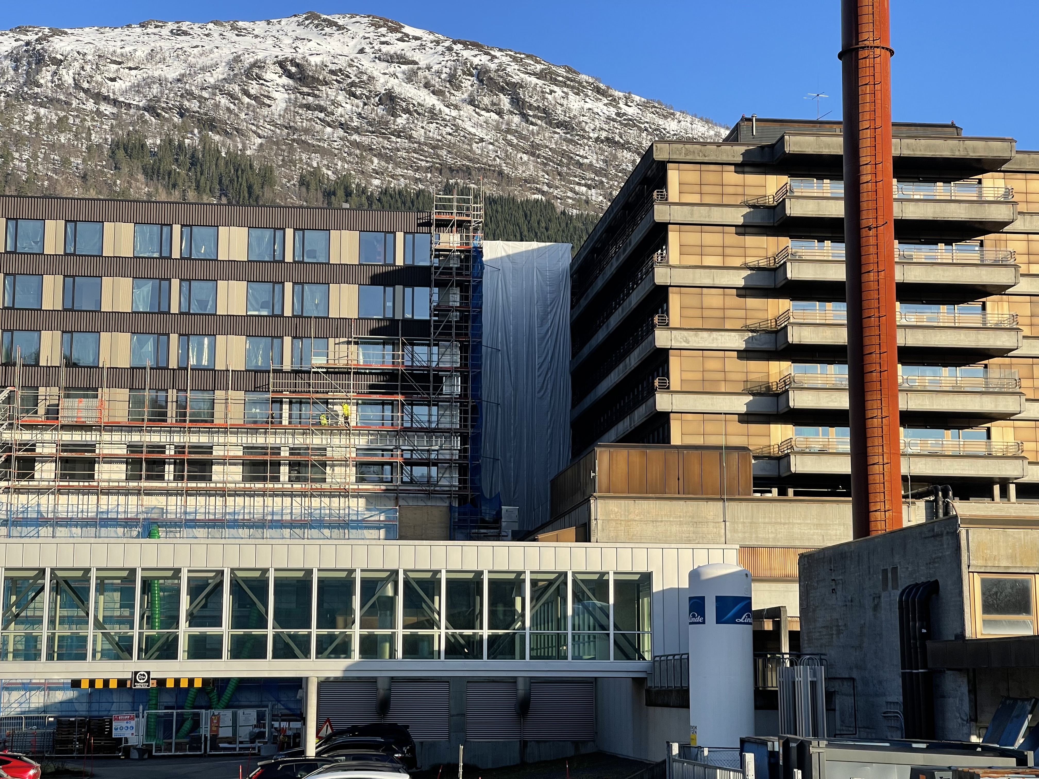 Bilde av eit nytt sjukehusbygg.