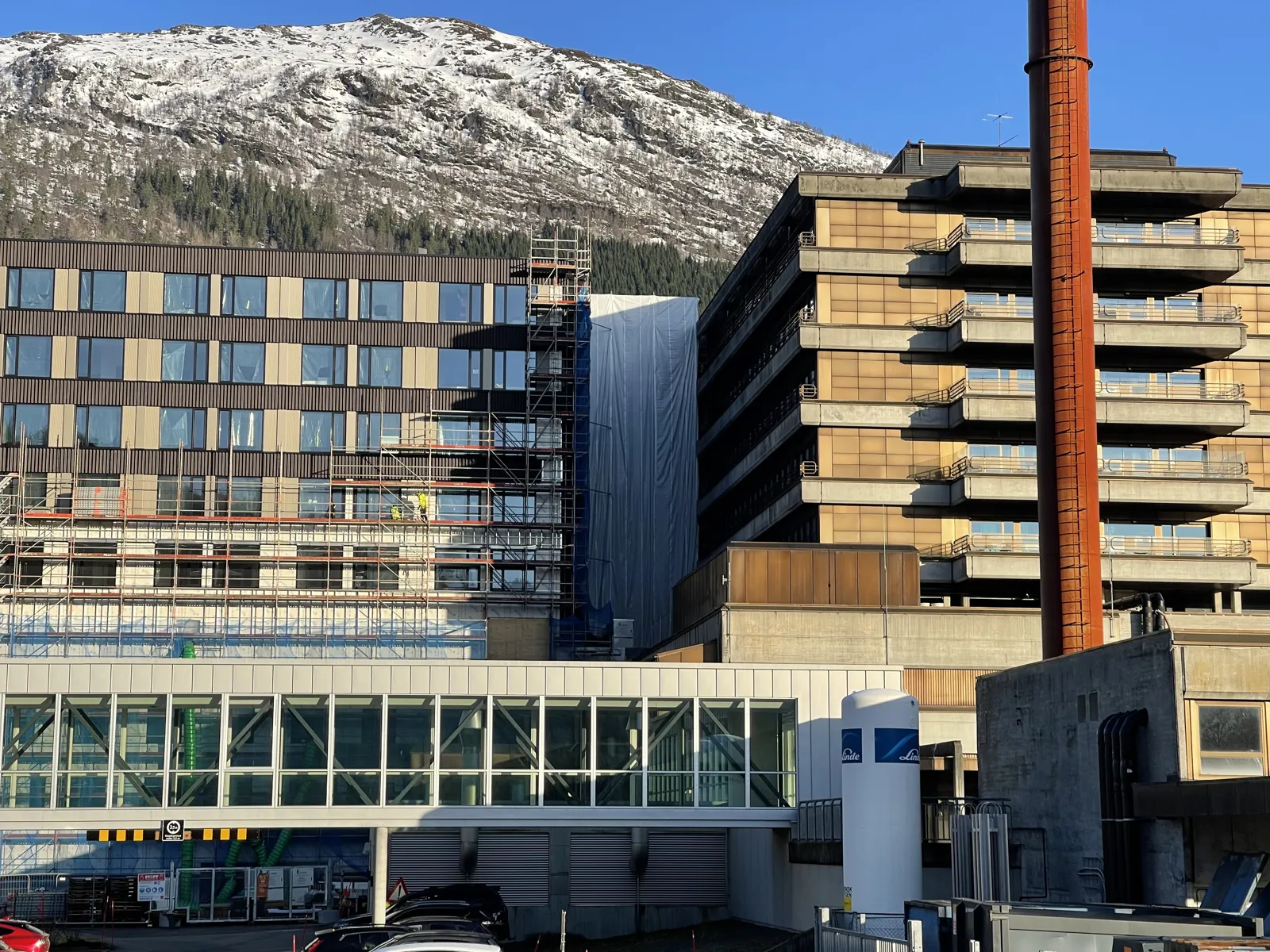 Bilde av eit nytt sjukehusbygg.