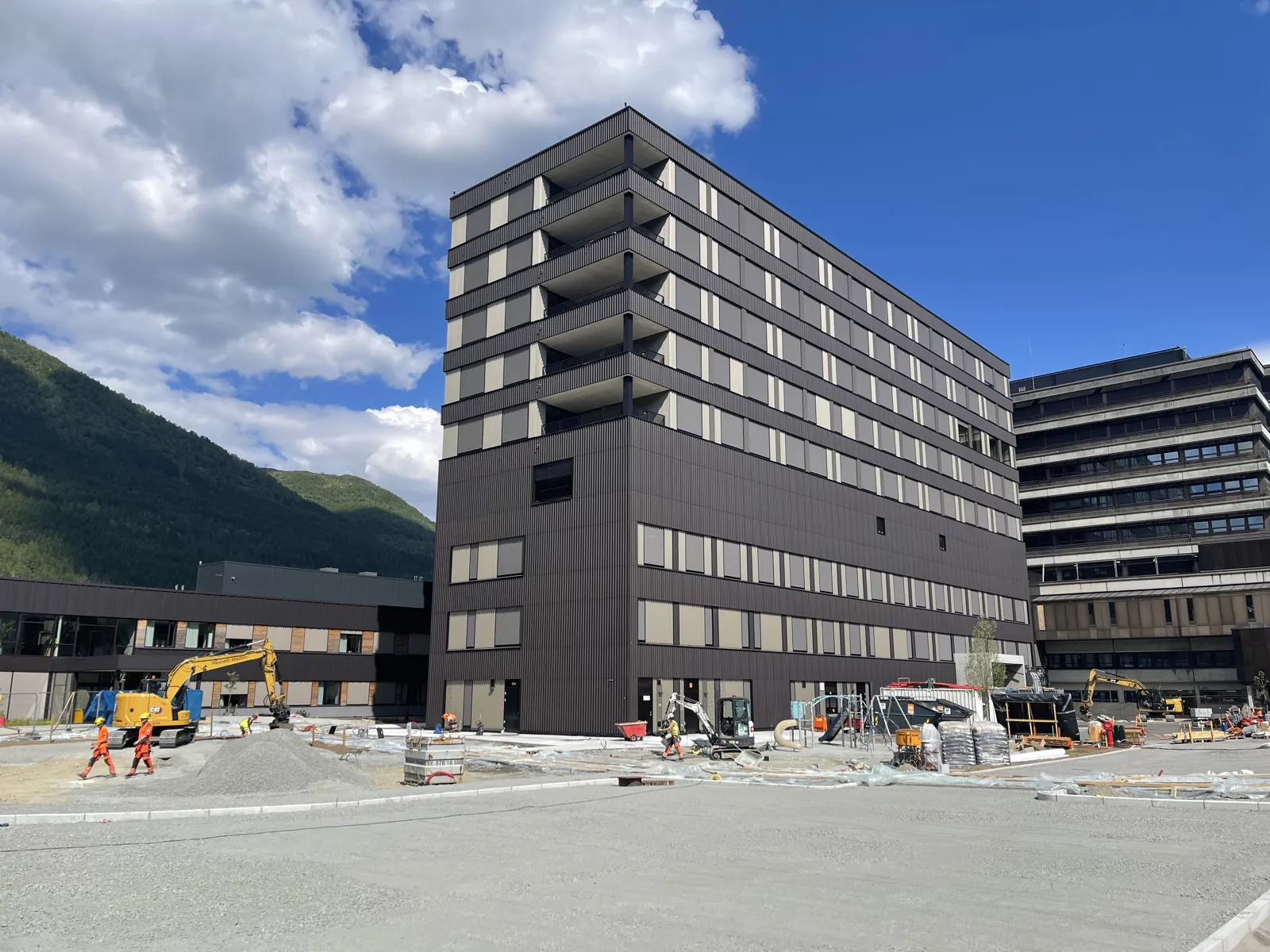 Eit stort og nytt sjukehusbygg med mange vindauge.