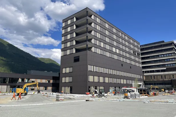 Eit stort og nytt sjukehusbygg med mange vindauge.