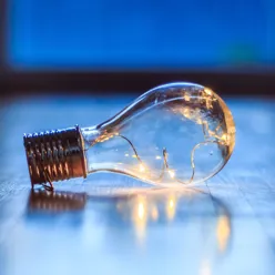 Lyspære som ligg på eit bord