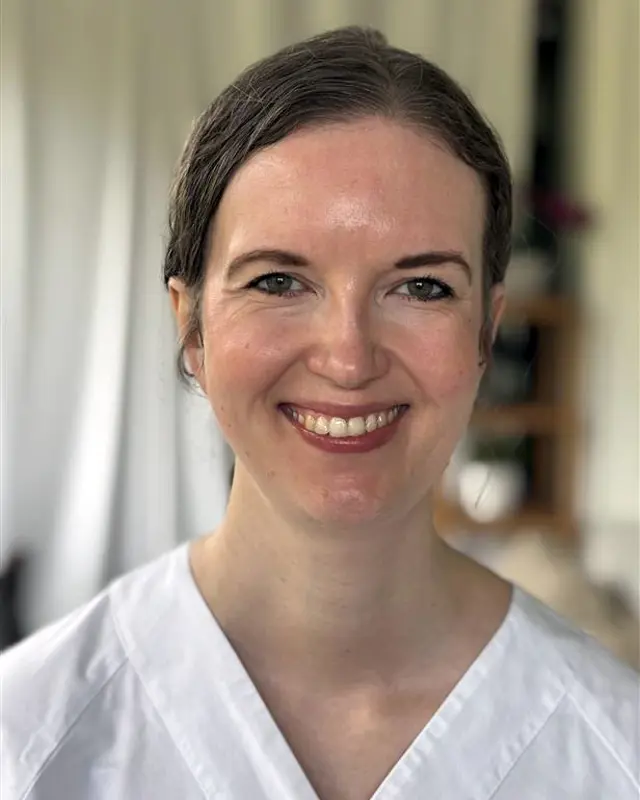 Eit portrettbilde av overlege Kaya Kvarme Jacobsen som smiler