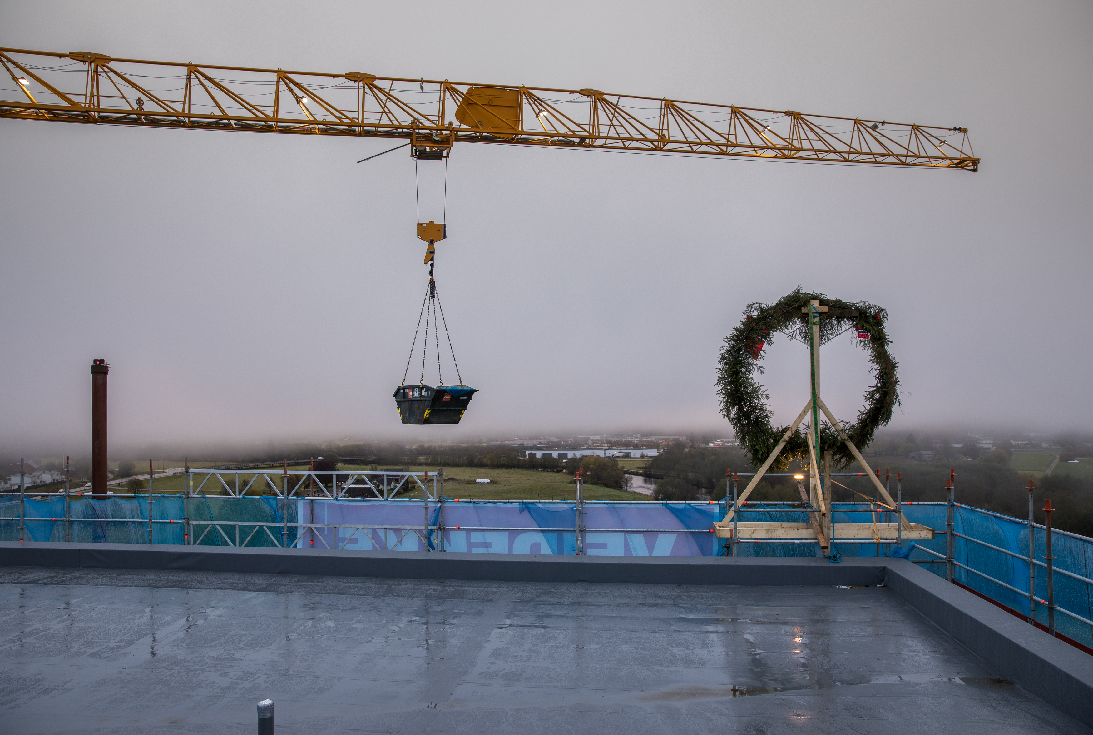 Bilde av ein heisekran og ein krans på toppen av Livabygget, under bygginga ved Førde sentralsjukehus