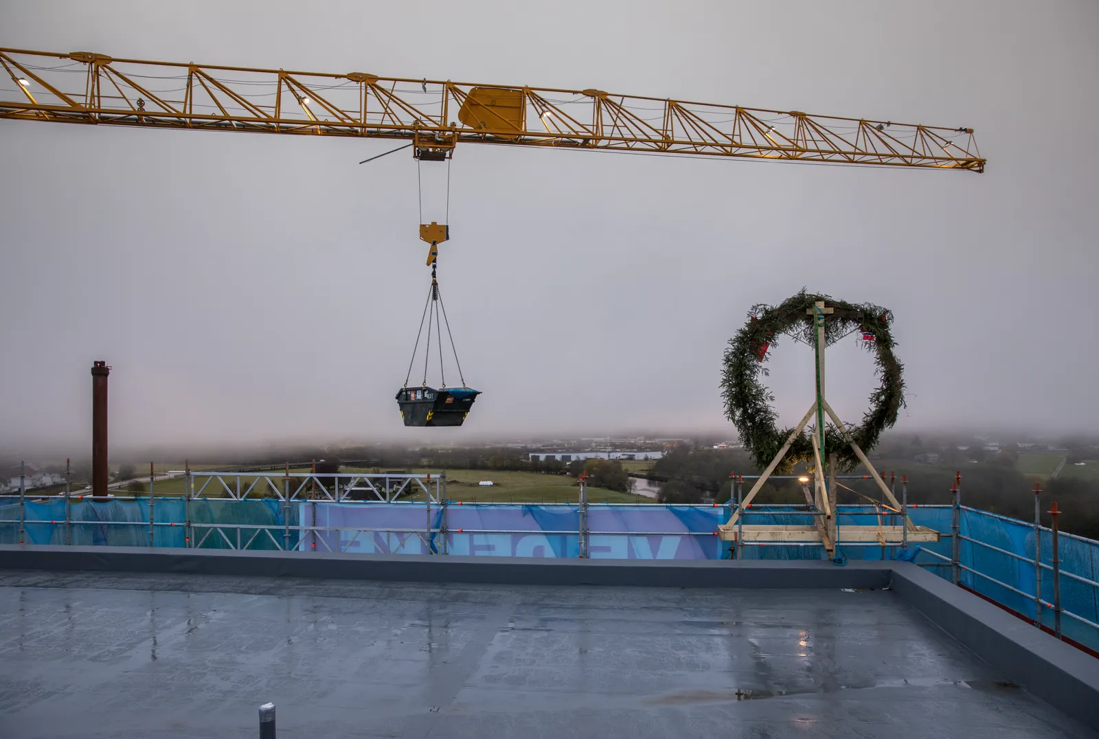 Bilde av ein heisekran og ein krans på toppen av Livabygget, under bygginga ved Førde sentralsjukehus