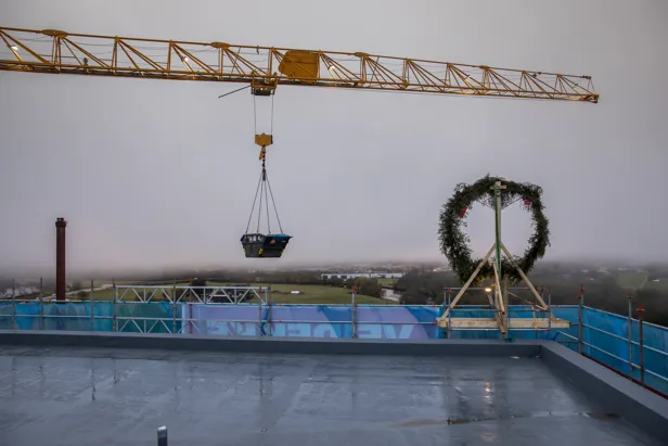 Bilde av ein heisekran og ein krans på toppen av Livabygget, under bygginga ved Førde sentralsjukehus
