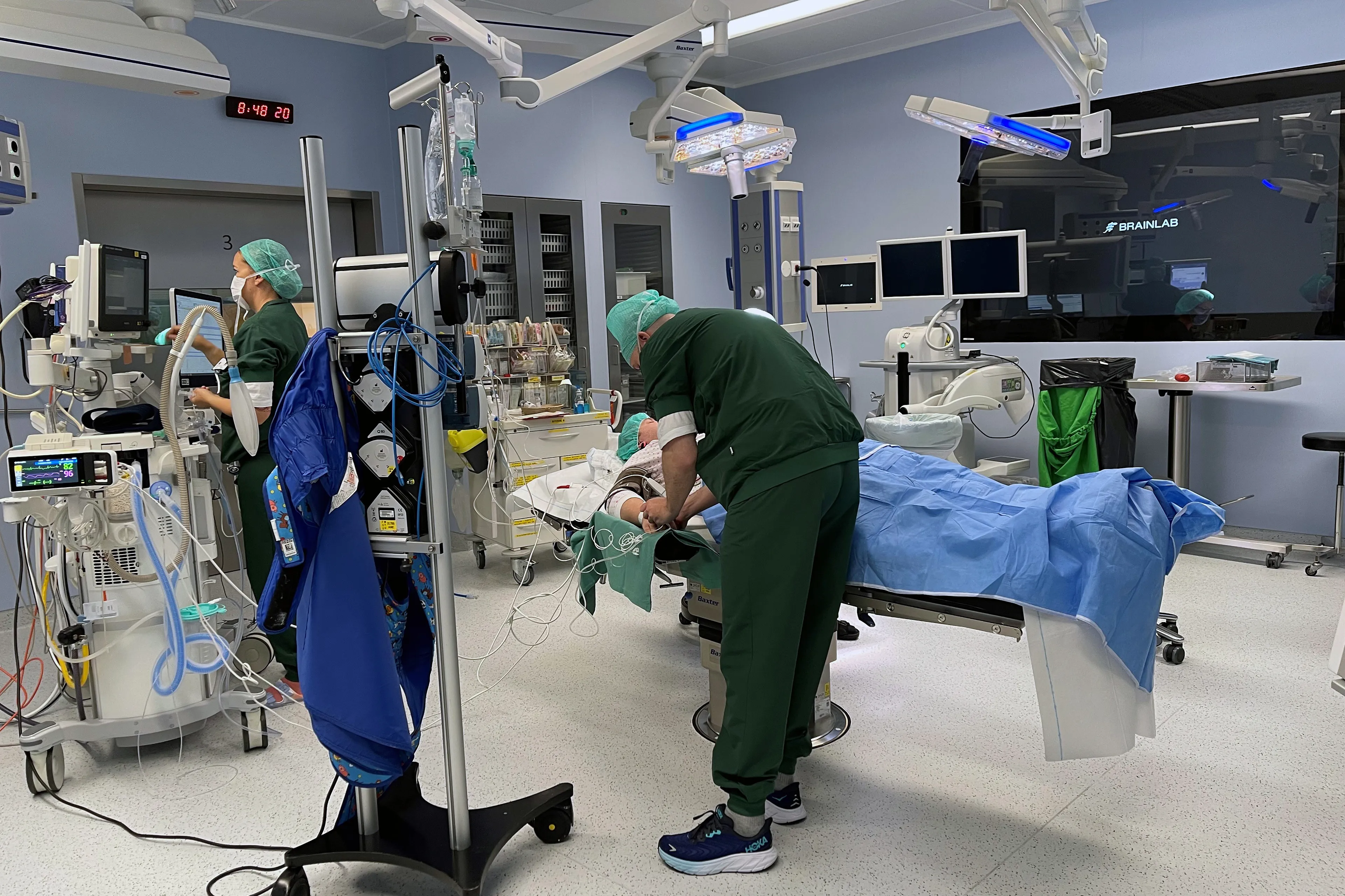 Første pasienten blir klargjort for operasjon i ein av dei nye operasjonssalane