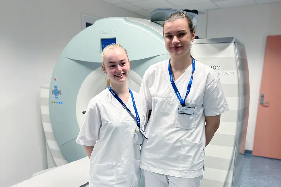 To studentar framfor ei ct-maskin