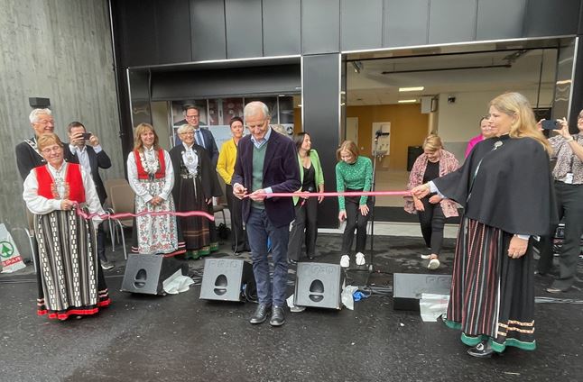 En gruppe mennesker som står rundt en scene med musikkinstrumenter