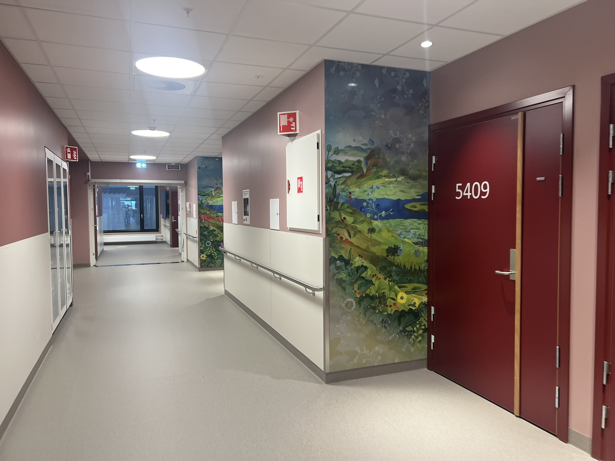 Ein gang med kunst på veggen