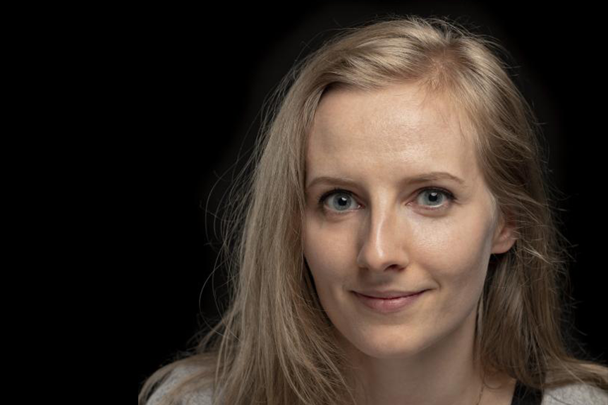 Portrett av ei kvinne med blondt hår