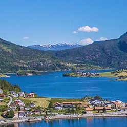 En by ved siden av en innsjø