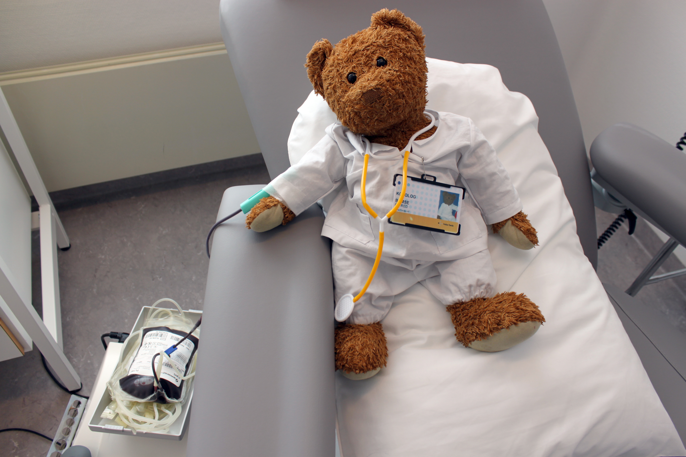 En bamse på en sykehusseng