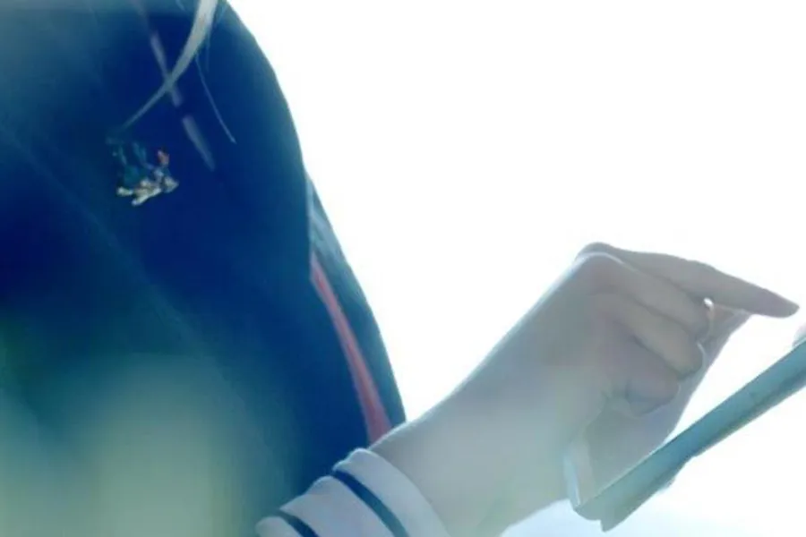 En person som holder en penn