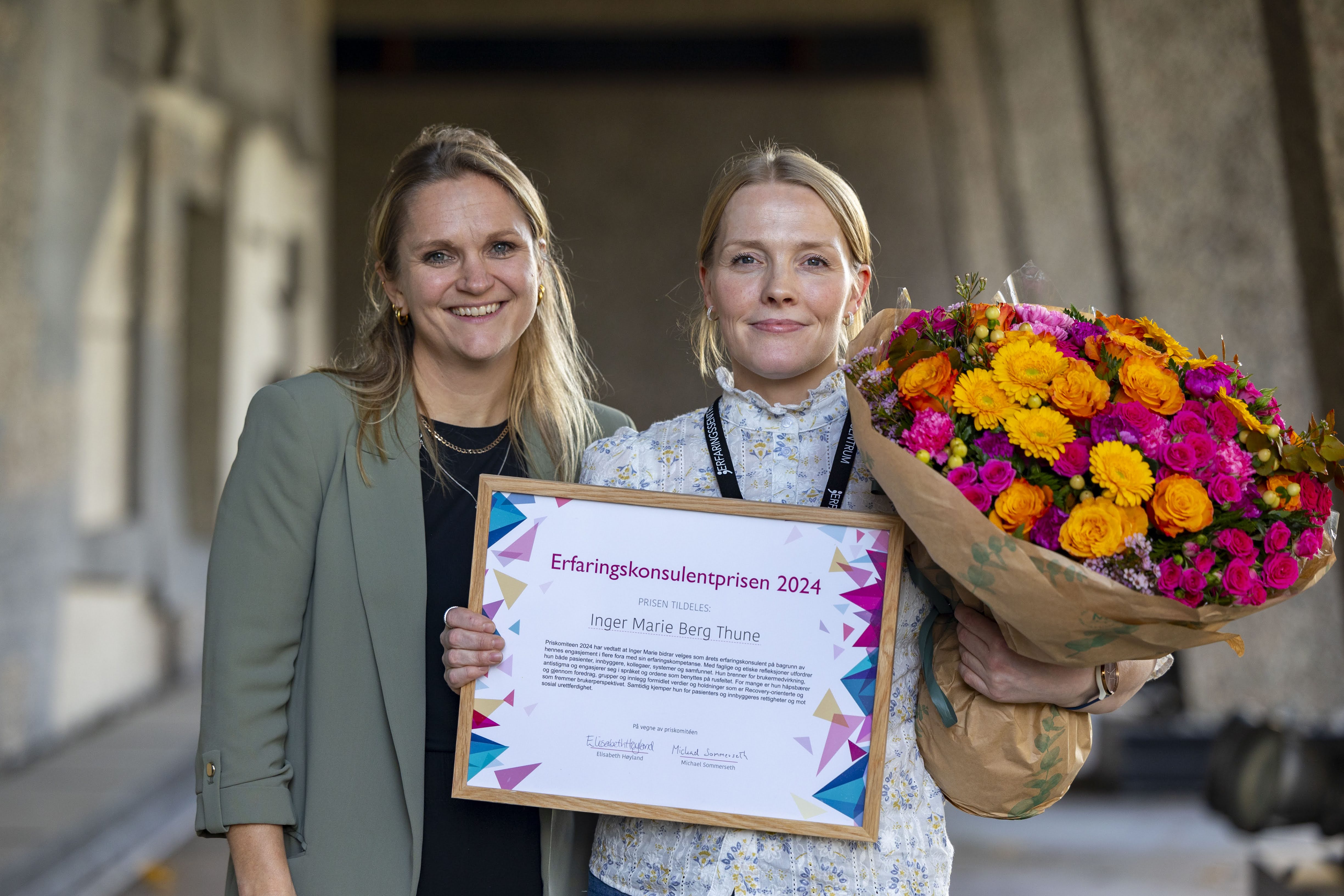 Et par kvinner som holder blomster