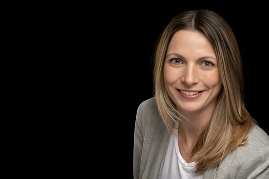 En kvinne med blondt hår