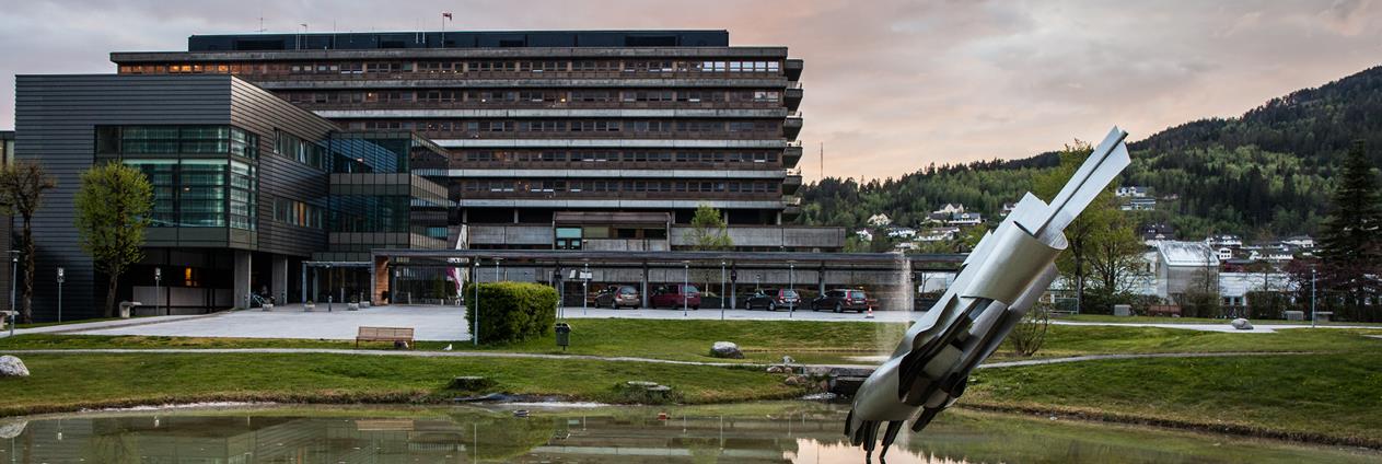 En stor bygning med en stor plen foran seg