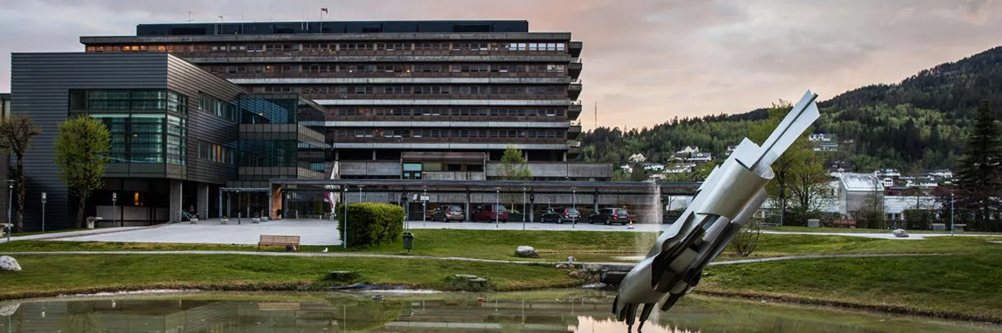 En stor bygning med en stor plen foran seg