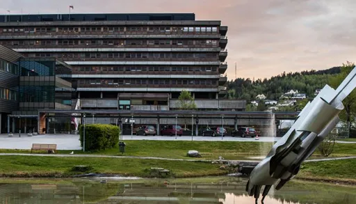 En stor bygning med en stor plen foran seg