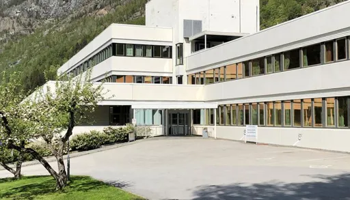 En bygning med et flagg foran