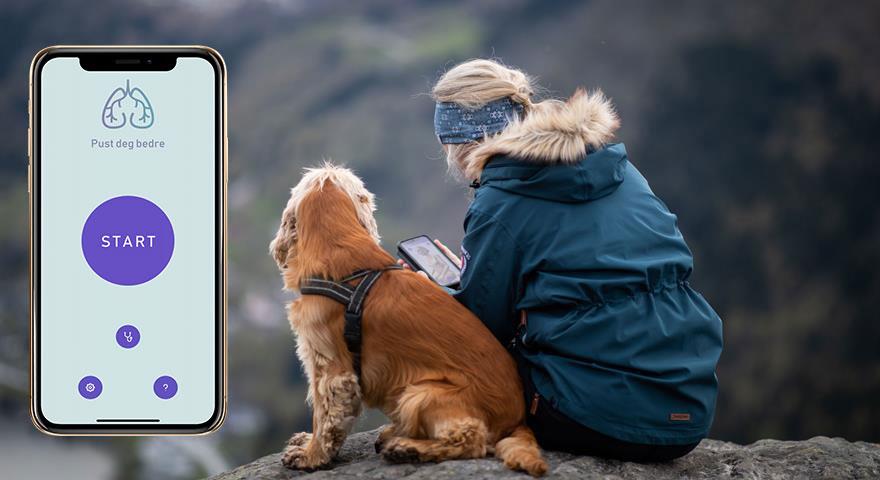 En person i et plagg med en hund