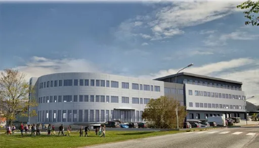 En gruppe mennesker utenfor en bygning