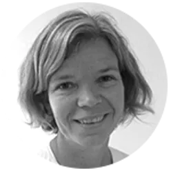 En kvinne som smiler til kameraet