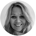 En kvinne som smiler til kameraet