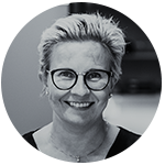 En person som bruker briller