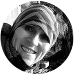 En person som har på seg hette