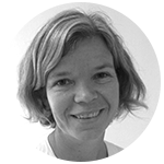 En kvinne som smiler til kameraet